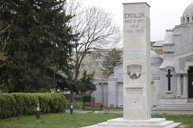 Monumentul Eroilor Regimentului 11 Artilerie, cod LMI VN-III-m-B-06574, Focșani, Mausoleul Sud
